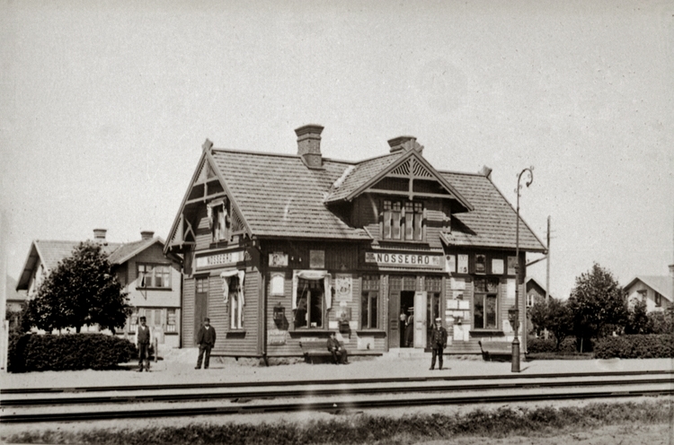 VGJ (Västergötland - Göteborgs Järnvägar). Nossebro station år 1905, med persontåg mot Göteborg.