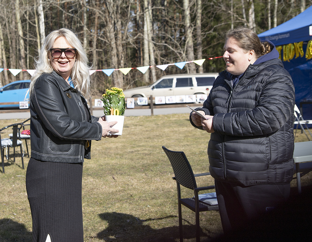 Desirée Klarén uppvaktas på tio-årsjubileet av en boende