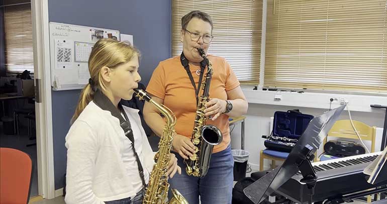 Marie Fri övar med elever vid Kulturskolan. Bilden är tagen vid ett annat tillfälle med en äldre elev.