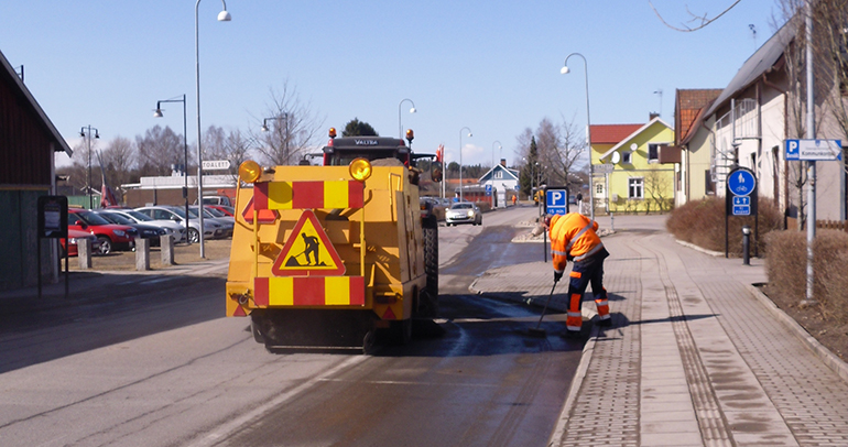 Sandsopning med maskin och handkraft