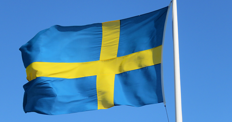 Svenska flaggan vajar i vinden på Sveriges nationaldag