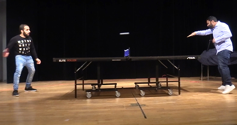 Språkvänner spelar bordtennis