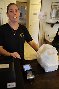 Helena på Restaurang Liljedal, som erbjuder lunchlåda