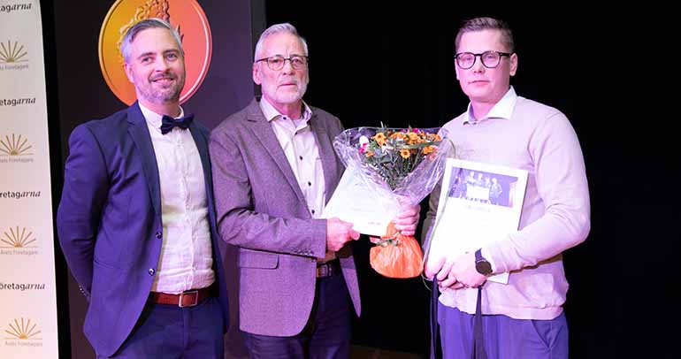 Nils Edvardsson från Almi delar ut pris till Bo Andersson och Svante Andersson, Bärebergs Järn & Maskin.