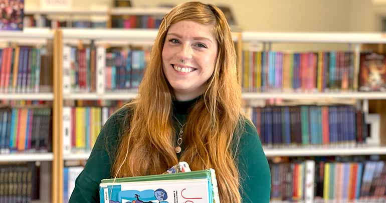 Foto: Mikaela Särndahl, biblioteksassistent.
