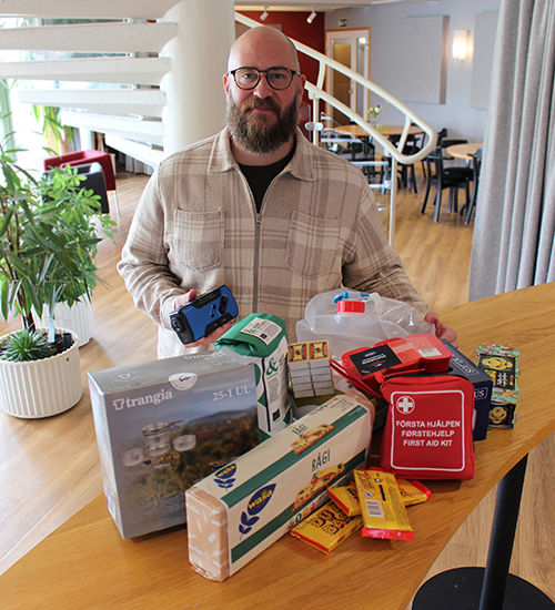 Carl Paegle, beredskapssamordnare, visar vad en beredskapslåda kan innehålla.