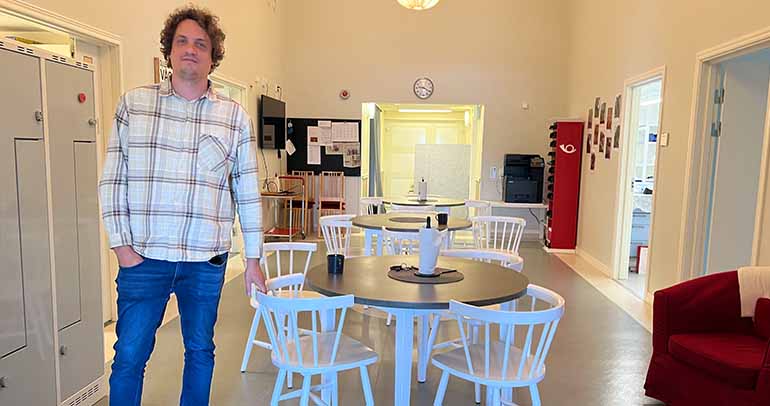Stödassistent Leo Falkås tycker de nya lokalerna är ett lyft för daglig verksamhet.