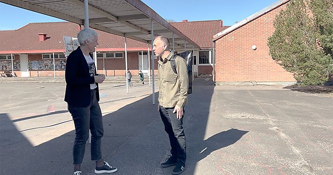 Arkitekt Lars Olausson i samtal om den nya skolan med rektor Anna-Karin Lindberg.