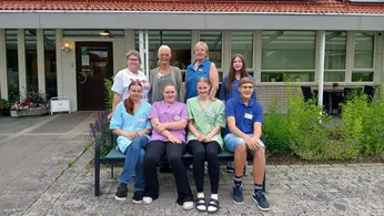 Tre av arbetsgruppens medlemmar tillsammans med fem feriearbetande ungdomar.